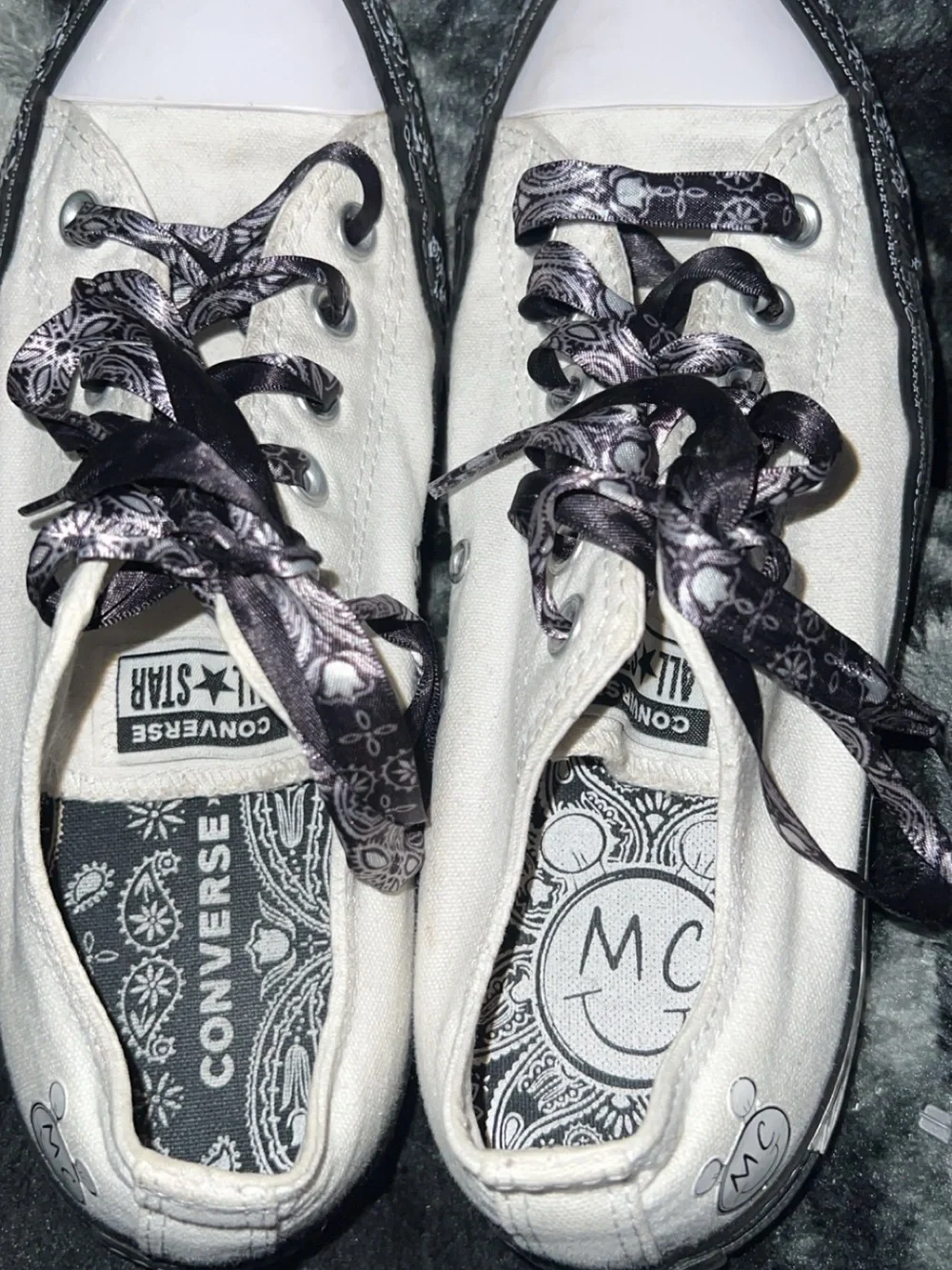 Converse men's White Low Top Sneakers with Black Patterned Ribbon Laces - Picture 1 of 6